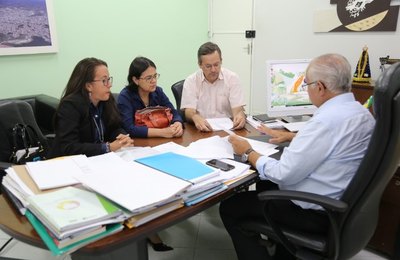 Programação da Festa da Padroeira de Arapiraca é apresentada a Teófilo durante reunião