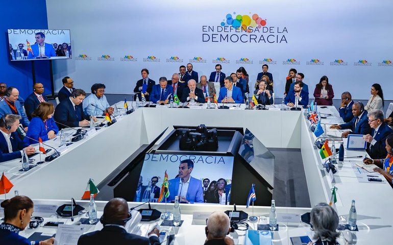 Pobres não podem pagar por irresponsabilidade das guerras, diz Lula