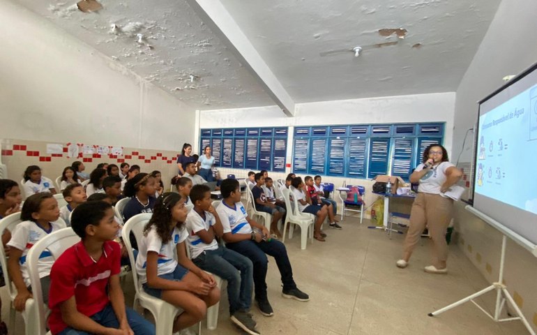 Arsal leva ação educativa sobre saneamento para escola estadual em Maceió