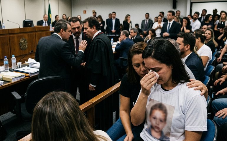 Caso Henry: bastidores do julgamento têm choro de Monique, camisa com foto do filho e tensão com anúncio abandono da defesa de Jairinho