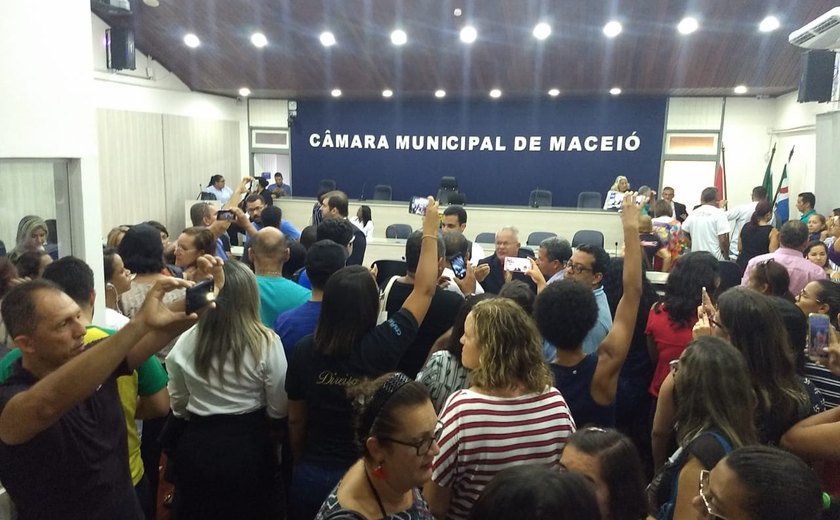 Rui Palmeira diminui salários, acumula férias e retira direitos, que aferem a dignidade do servidor público municipal