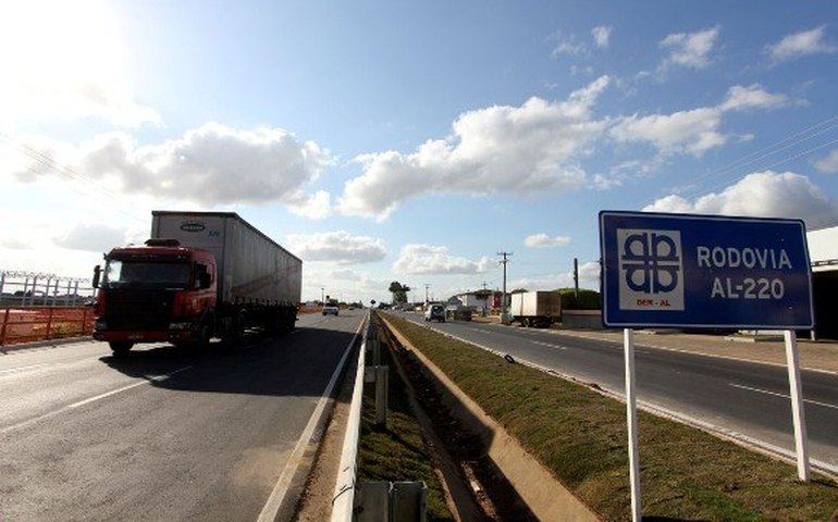 DER recupera malha rodoviária do Agreste ao Sertão do Estado