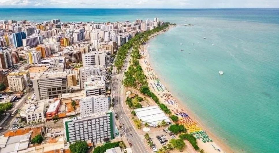 Orla marítima de Maceió é um dos atrativos para os visitantes. - Foto: Jonathan Lins/ Secom Maceió
