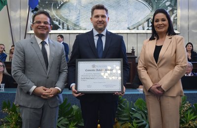 Diretor da TV Ponta Verde recebe comenda em sessão na Assembleia Legislativa