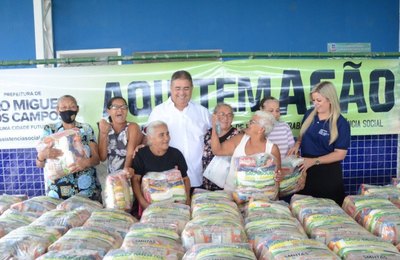 Mais de 2.500 cestas básicas são distribuídas às famílias miguelenses