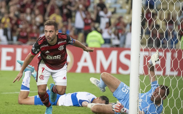 Em dia de cobranças, Flamengo supera Católica e vai às oitavas da Libertadores