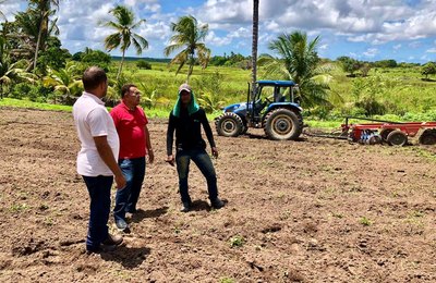 Agricultores recebem apoio da Prefeitura de Penedo para trabalho no campo
