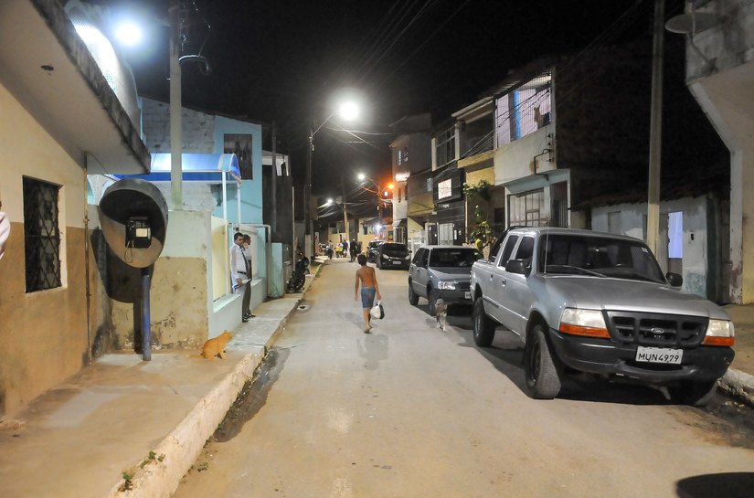 Rui Palmeira vistoria implantação de iluminação de LED no Jacintinho