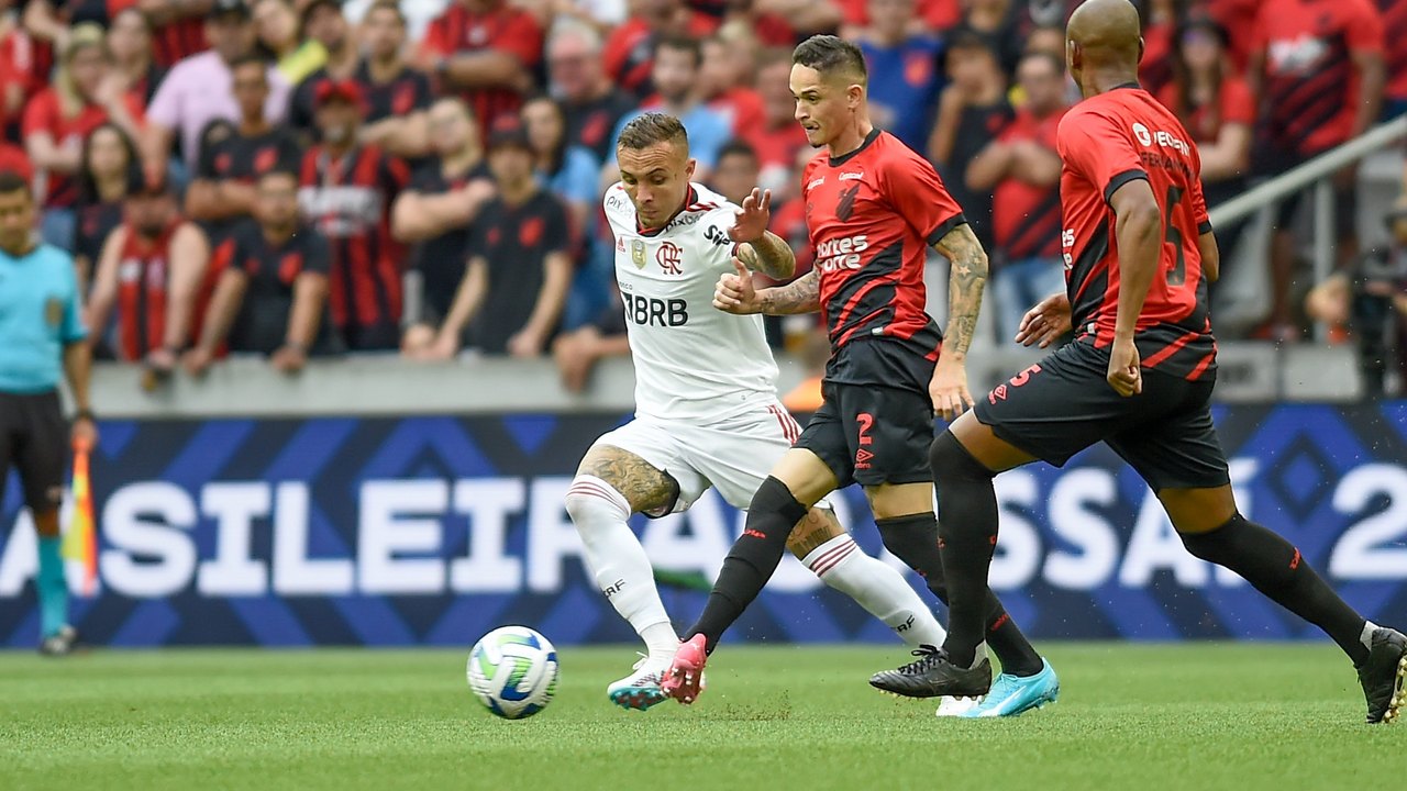 Flamengo sai na frente, mas leva virada do Athletico-PR e perde a 3ª seguida no Brasileirão