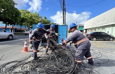 Ilumina realiza ação emergencial do Projeto Poste Limpo após incêndio em fiação na Av. Fernandes Lima