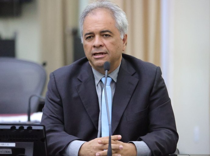 Líder do Governo solicita urgência para projeto que institui 14º salário aos servidores da educação