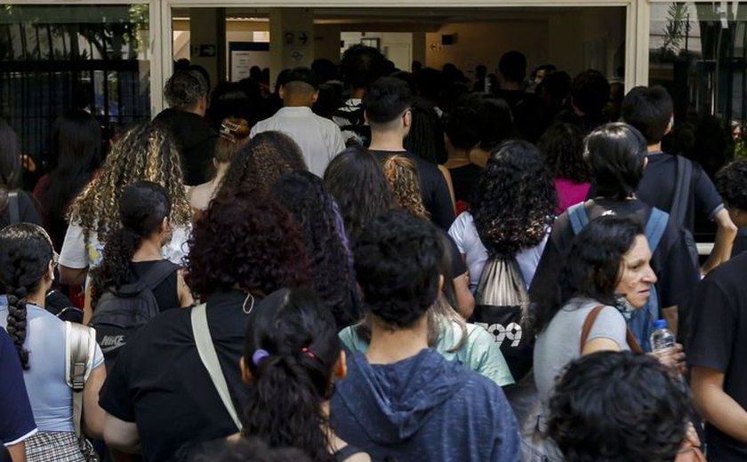 Estudantes começam a receber primeira parcela do Programa Pé-de-Meia