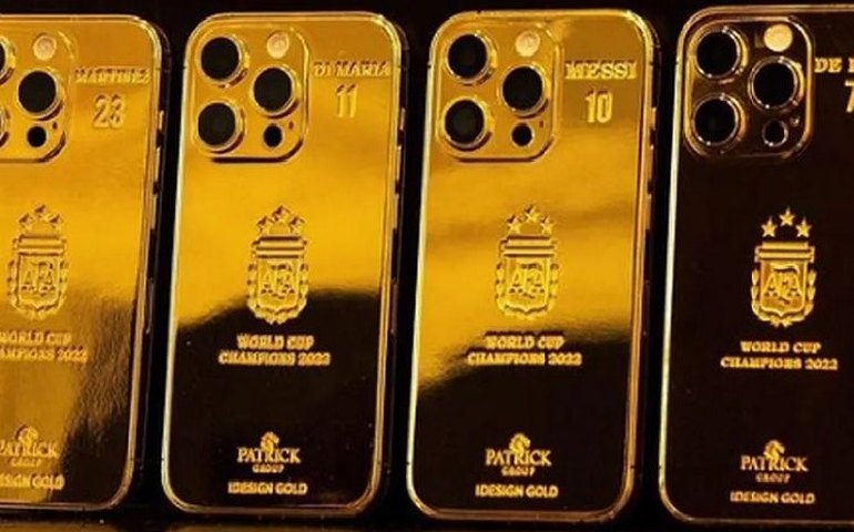 Messi e campeões mundiais com a Argentina ganham celulares banhados a ouro