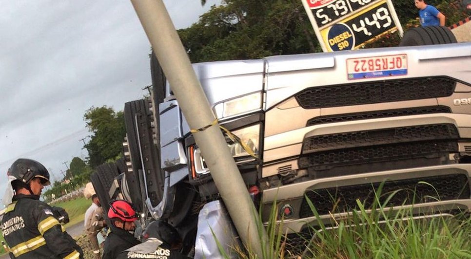 Sergipano morre após caminhão carregado de laranja capotar em Pernambuco