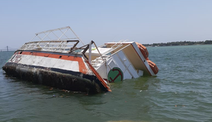 Embarcação por pouco não afundou totalmente / Foto: Redes Sociais