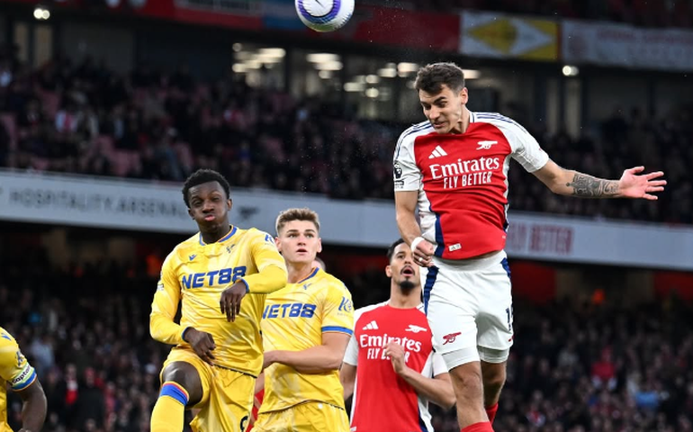 Arsenal cede empate ao Crystal Palace, mas adia título do Liverpool no Inglês