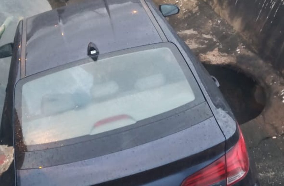 carro dentro de canal