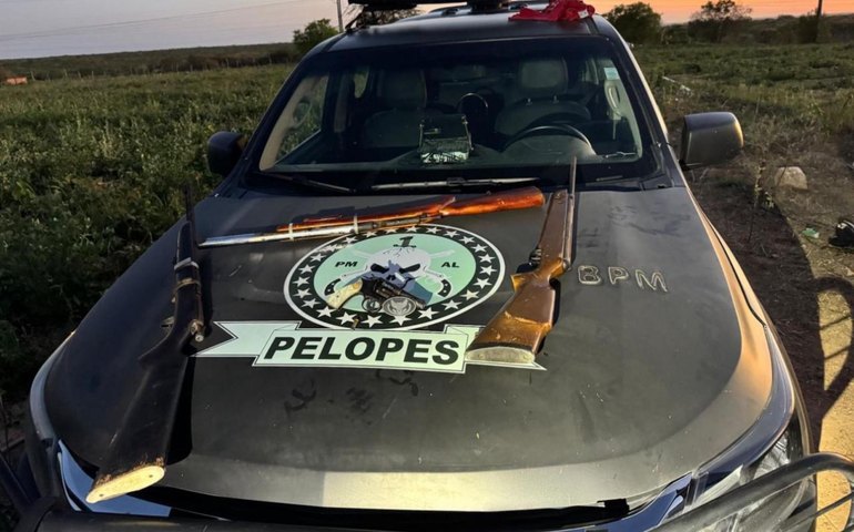 PM detém suspeitos com armas de fogo, simulacro e objetos ilícitos