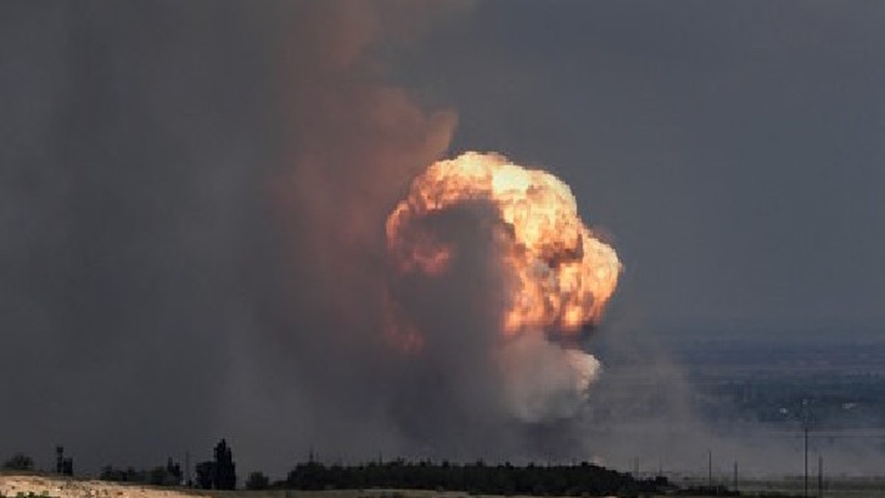 Ataque ucraniano por drone explode depósito de munições na Crimeia