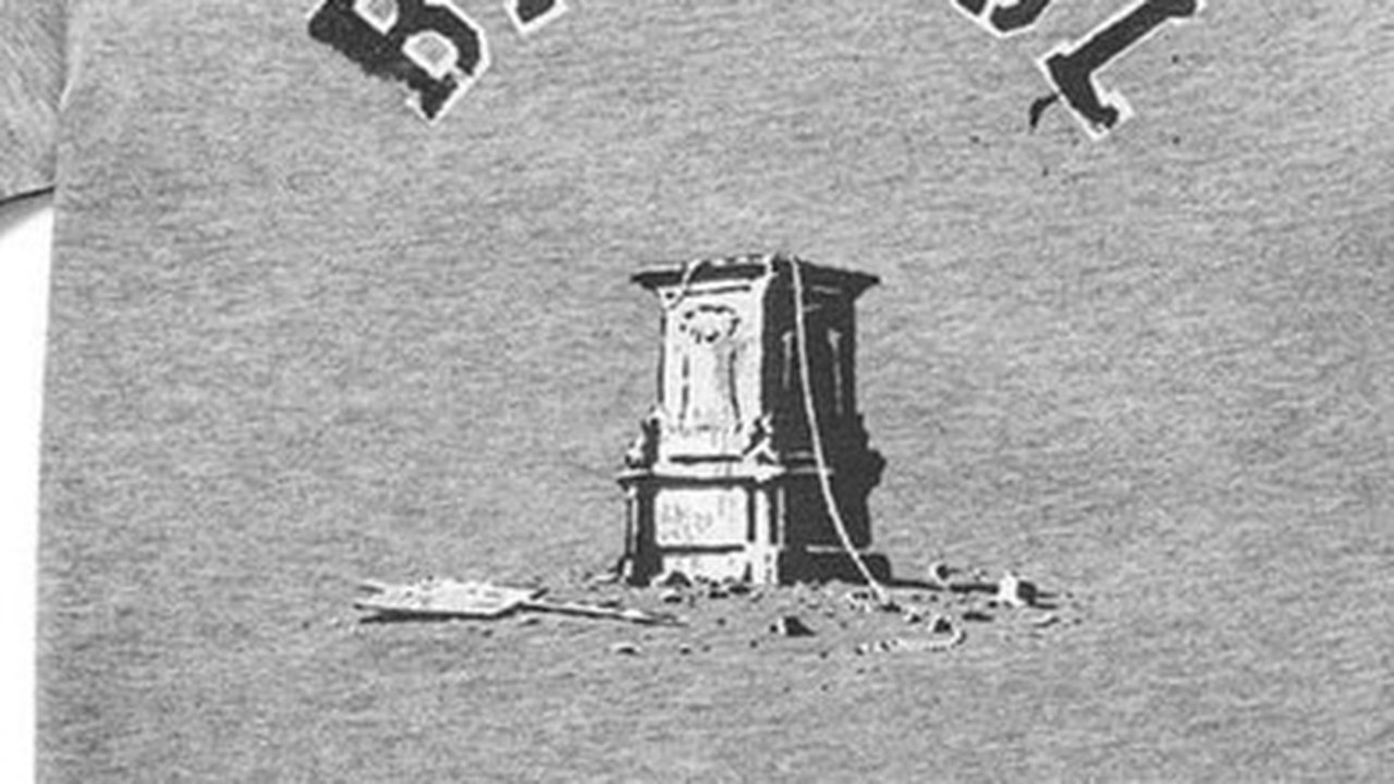 Banksy cria camiseta para ajudar réus que derrubaram estátua em Bristol