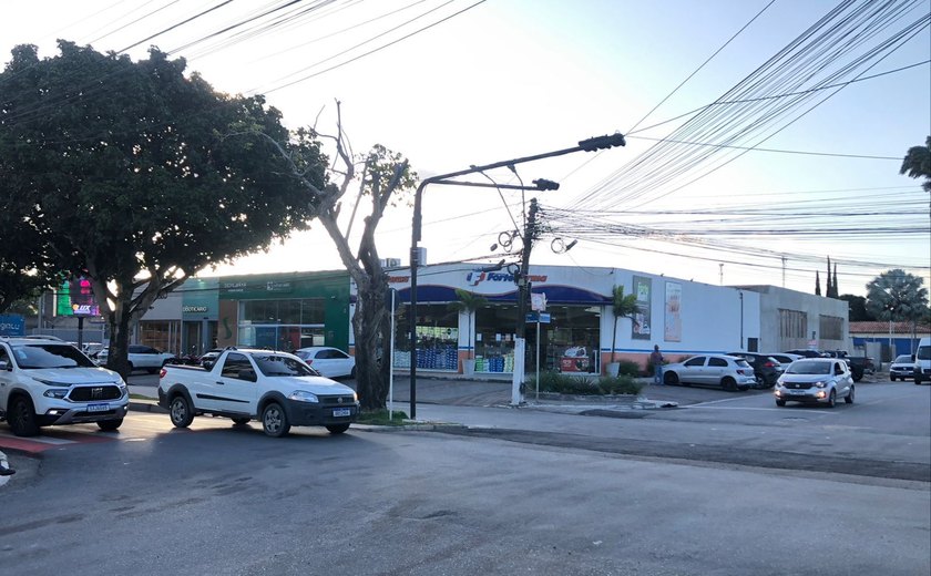 Novo semáforo na Avenida Ceci Cunha dará mais fluidez ao trânsito na região