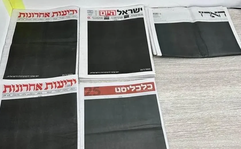 Jornais israelenses amanheceram com capas pretas em luto por democracia, um dia após avanço da reforma do Judiciário