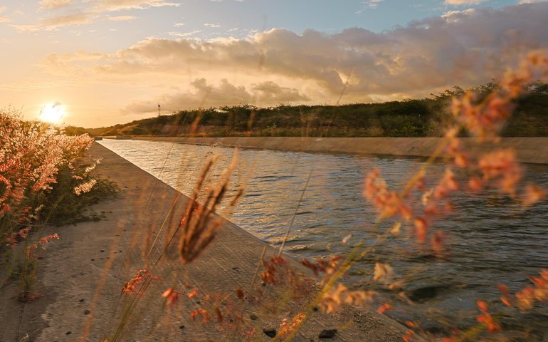 Casal inicia o cadastro para o uso das águas do Canal do Sertão