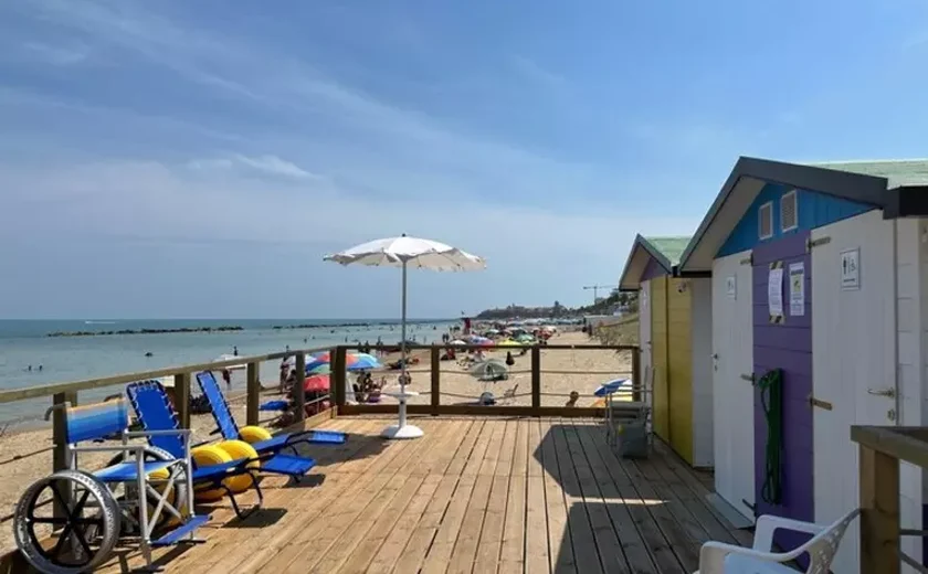 Praia acessível na Itália ganha intérprete de libras