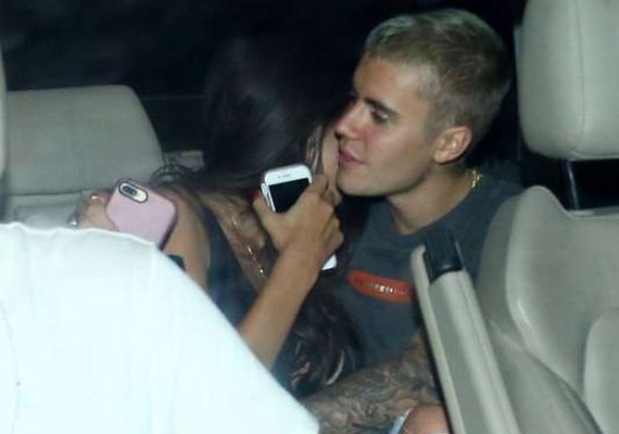 Justin Bieber é flagrado trocando carinho com morena