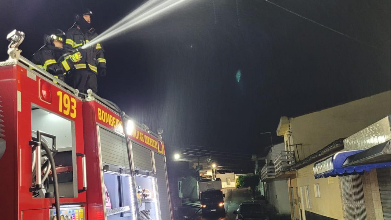 Bombeiros controlam incêndio em residência na Santa Amélia