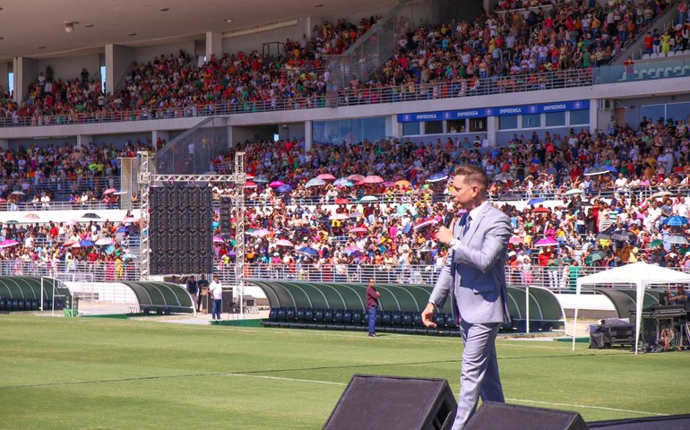 Público alagoano lota o Rei Pelé para prestigiar o Bispo Bruno Leonardo