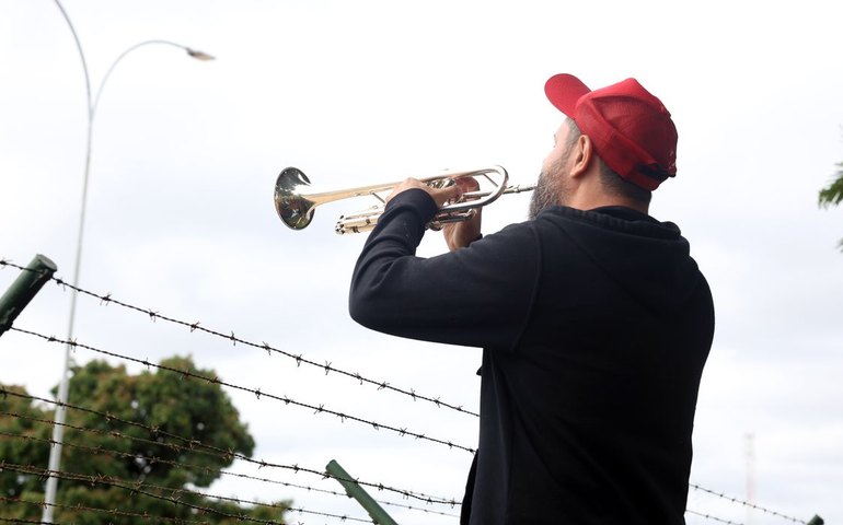 Atos a favor e contra Bolsonaro marcam entrada da PF em Brasília