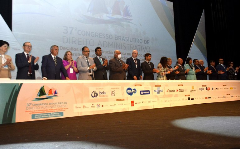 Bolsa feita com mão de obra carcerária encanta participantes de Congresso Brasileiro de Direito Administrativo