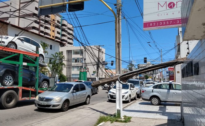 Caminhão arrasta fios da rede elétrica e internet na antiga Avenida Jatiúca