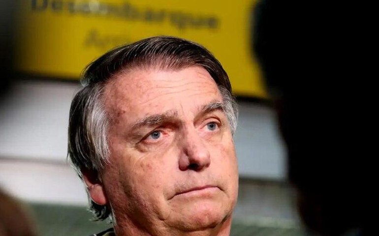 Bolsonaro deixa prisão pela primeira vez para realizar cirurgia em Brasília