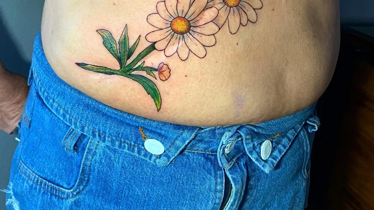 Projeto social 'Linhas de Recomeço' transforma cicatrizes em arte por meio da tatuagem em Maceió