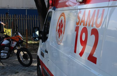 Samu atende jovem em grave acidente entre moto e caminhão em Porto de Pedras