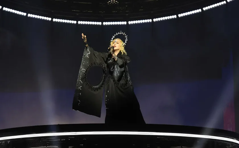 Começou! Madonna sobe ao palco em Copacabana para show diante da maior pista de dança do mundo