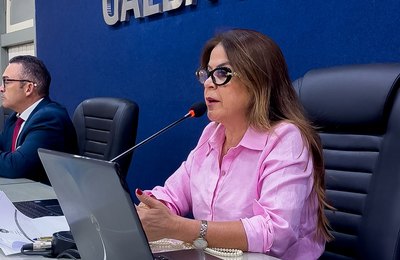 Vereadora Silvânia Barbosa enaltece carreira de Marluce Caldas em discurso na Câmara