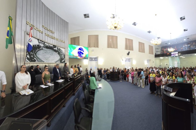 Ministra participa de sessão na Assembleia e discute políticas públicas para as marisqueiras