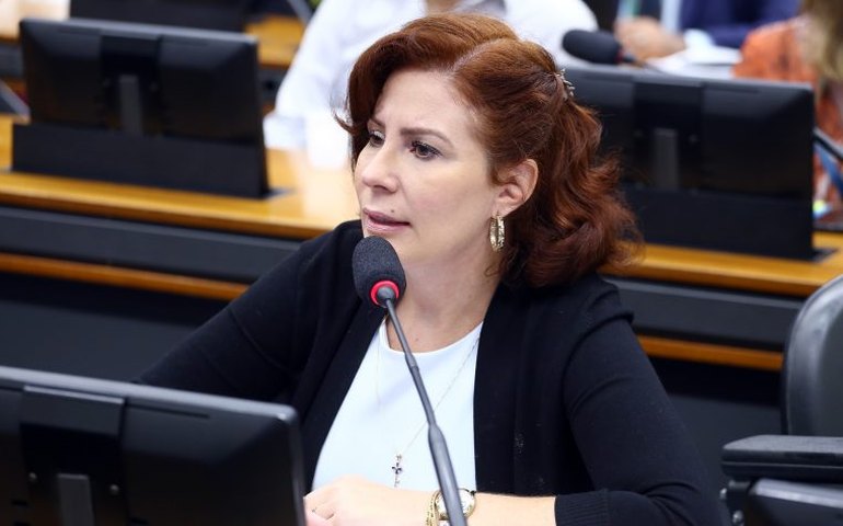 STF: depoimento de Carla Zambelli é remarcado para segunda-feira