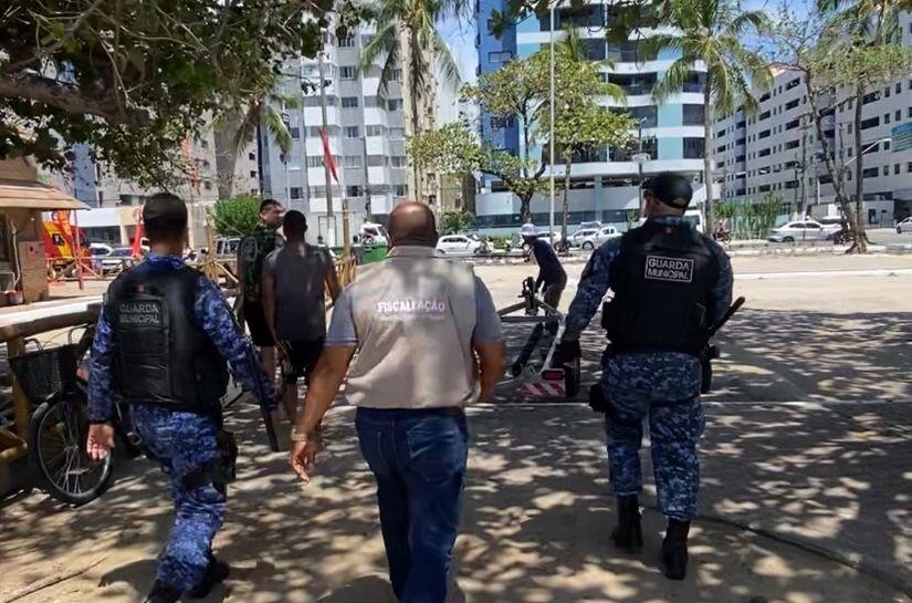 Semsc combate aluguel clandestino na orla de Maceió e apreende carrocinhas e moto aquática