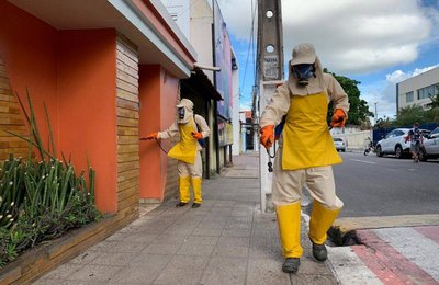 Portas de lojas do centro de Arapiraca passam por higienização contra coronavírus 
