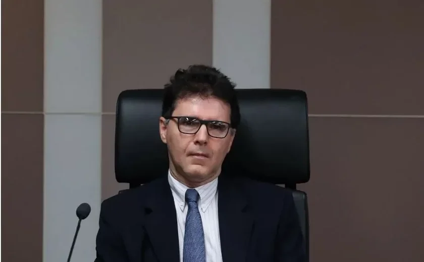 Mano busca substitutos para Fausto Vera e Fábio Santos, suspensos contra o Athletico-PR