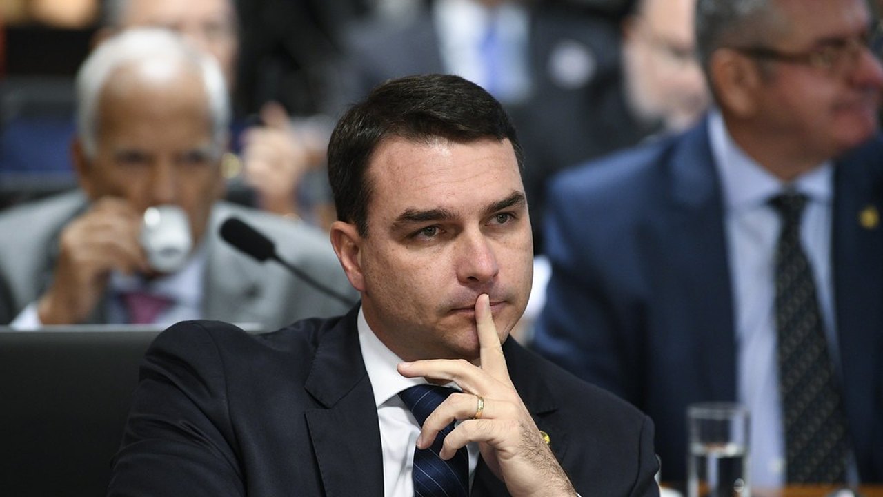 Flávio Bolsonaro ataca TSE e diz que Corte não se preocupa com democracia