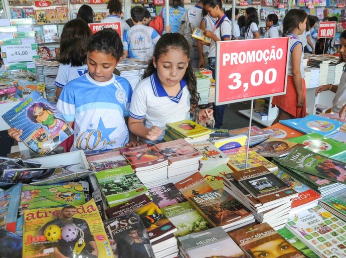 Alunos da Escola Luiz Calheiros Júnior visitam a Bienal do Livro
