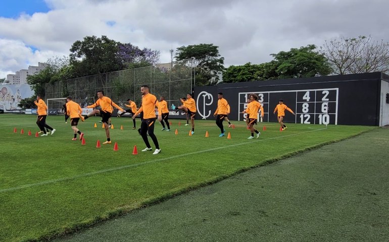 Corinthians treina após goleada na Sul-Americana e centra o foco em recuperação no Brasileiro