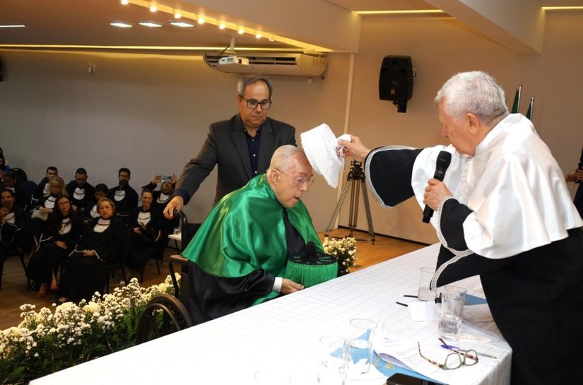 Emoção marca a outorga do título de Doutor Honoris Causa ao médico pediatra Dr. Milton Hênio Netto de Gouveia