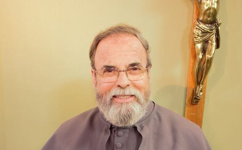 Padre Antonio Maria faz live em Mosteiro vazio durante pandemia do coronavírus
