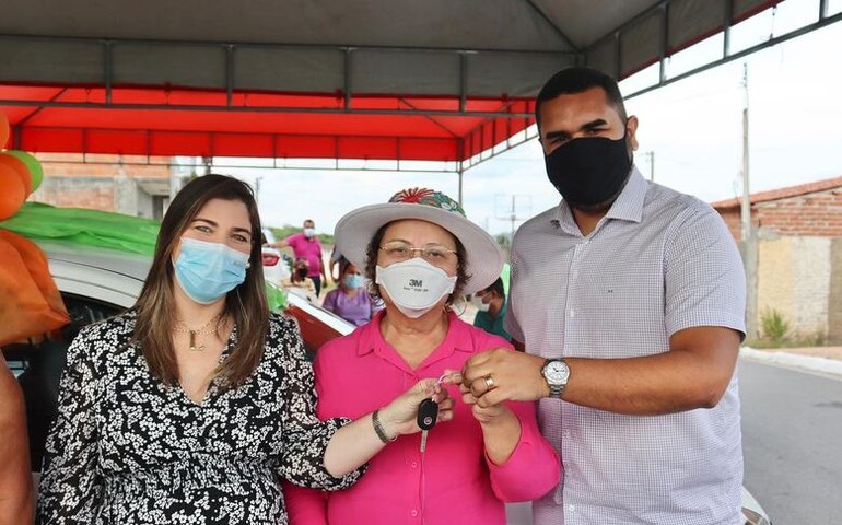 Deputada Tereza Nelma entrega veículo para Conselho Tutelar de Piranhas